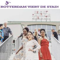Rotterdam viert de stad op de trappen visagie en haar Ria Kap