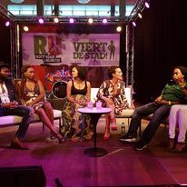 op het podium talkshow girls n cocktail visagie ria kap